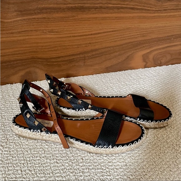 Valentino Garavani flat sandals - Picture 2 of 3